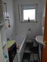 Badezimmer m. Wanne u. Fenster - 