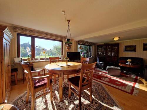 Wohn- und Essbereich mit Blick in den schönen Garten - 