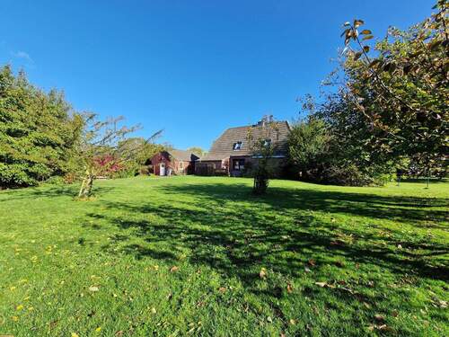 Weitläufiger Garten mit grünem Charme - 