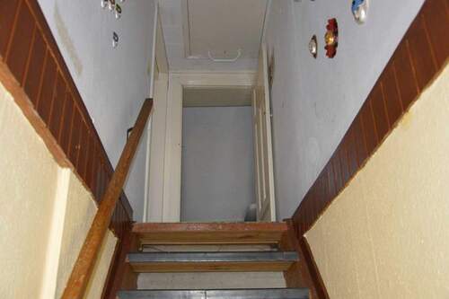 Treppe zum Obergeschoss (linker Hausteil) - 