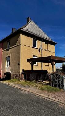 Straßenansicht mit Carport - Doppelhaushälfte mit 80,00 m&sup2; in Mittweida zum Kaufen