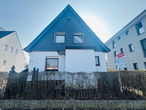 Hausansicht - Viel Platz & Sonne: Provisionsfreies Einfamilienhaus in Schenefeld mit hellen Wohnräumen