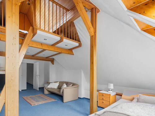 Kind mit Hochbett - 