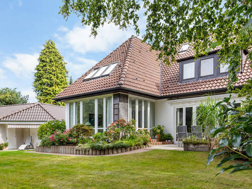 Hintere Hausansicht - EINFAMILIENHAUS IN STADTHAGEN - 695.000,00&nbsp;EUR Kaufpreis, ca.&nbsp; 225,00&nbsp;m&sup2;&nbsp;Wohnfl&auml;che