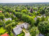 Weitere Drohnenansicht - Großzügiges Eckgrundstück in bester Lage