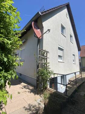 Gebäuderückseite, seitl. Kellerzugang - Doppelhaushälfte mit 93,00 m² in Bretten zum Kaufen