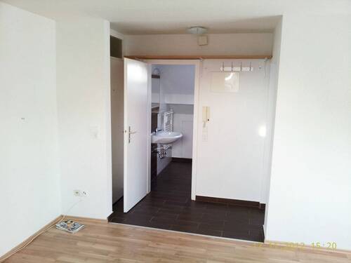 Blick in Flur und Bad - Etagenwohnung mit 46,40 m&sup2; in Ludwigsburg zum Kaufen