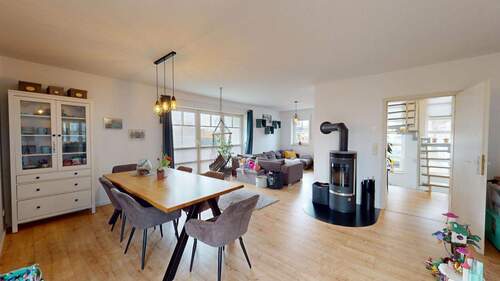 Wohn- und Esszimmer mit Kamin - 4 Zimmer Einfamilienhaus in Arnsdorf