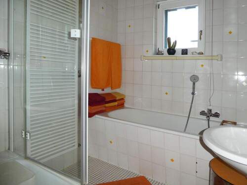 Tageslichtbad mit Wanne und Dusche - 