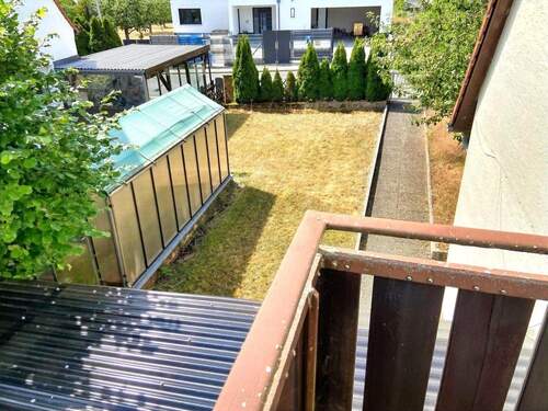 Blick von Balkon im OG Richtung Eingang - 5 Zimmer Mehrfamilienhaus, Wohnhaus in Cadolzburg