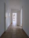 Flur mit Blick zum Wohnzimmer - 