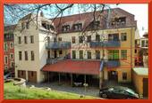 Hausrückseite mit Wohnung im 1.OG - 1.OG mit sonnigem Balkon und Burgblick! Esszimmer, Gäste-WC. Stellplatz im Carport vorhanden