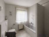 Badezimmer mit Badewanne und Dusche - 