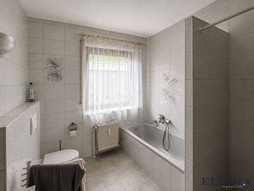 Badezimmer mit Badewanne und Dusche - 