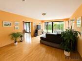Lichterfülltes Wohnzimmer mit Zugang zur traumhaften Südterrasse und Garten - 4 Zimmer Etagenwohnung zum Kaufen in Kloster Schäftlarn
