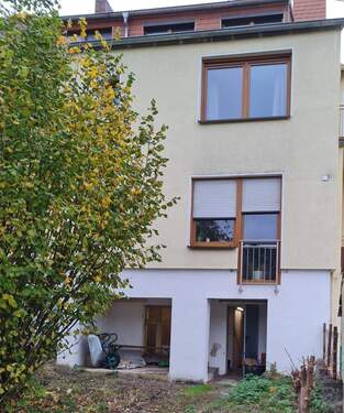 Blick vom Garten auf Haus - Mehrfamilienhaus, Wohnhaus mit 197,00 m² in Völklingen zum Kaufen