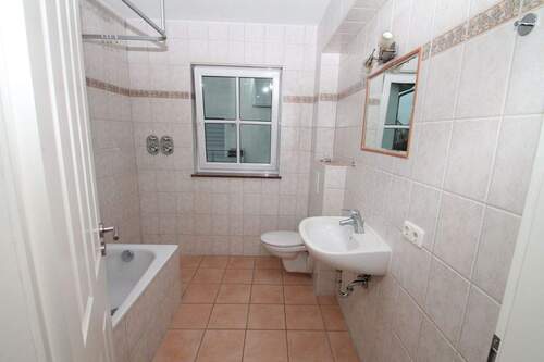 Tageslichtbad - Frisch renovierte 3-Zimmer-Wohnung mit Balkon & mediterranem Bad