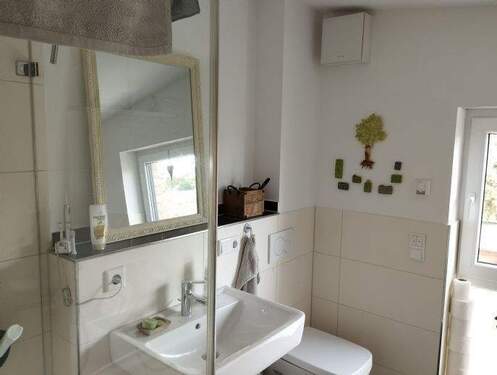 Badezimmer mit Dusche und Badewanne - 