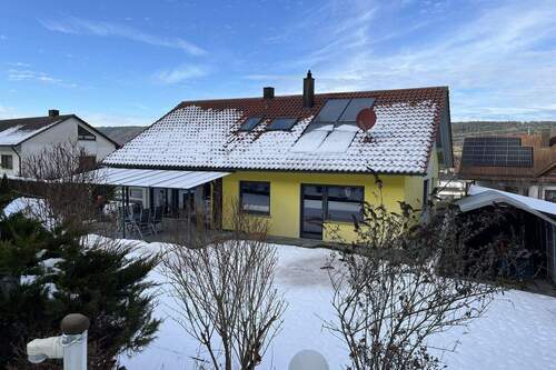 Hausrückseite mit überdachter Terrasse - 8 Zimmer Einfamilienhaus zum Kaufen in Tuttlingen