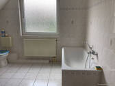 Hauptbad mit Wanne - 