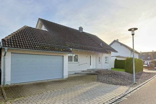 Straßenansicht mit Garage - 5 Zimmer Einfamilienhaus in Erbach
