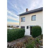 Zuhause ankommen: Großzügige Doppelhaushälfte mit sonnigem Garten und Garagen - Fulda Aschenberg