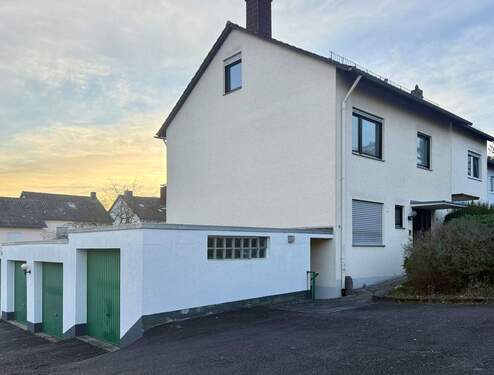 Haus nordöstlich samt Garagen - 5 Zimmer Mehrfamilienhaus, Wohnhaus zum Kaufen in Fulda