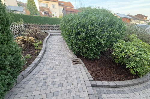 Zugangsweg / Vorgarten - Mehrfamilienhaus, Wohnhaus mit 115,00 m&sup2; in Fulda zum Kaufen