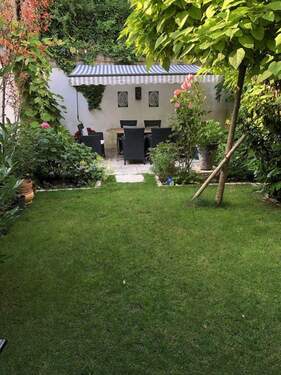 Blick in den Garten - Kernsaniertes Dreifamilienhaus mit Einliegerwohnung in Stuttgart