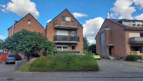 Vorderansicht - *** Charmante Dachgeschosswohnung in ruhiger Lage - mit Balkon und Carport ***
