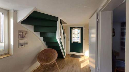 Eingangsbereich mit Treppe ins DG.jpg - 