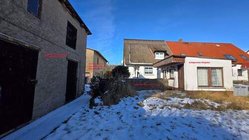 Ansicht Hof zur Hofeinfahrt.jpg - Saniertes Ferienhaus mit zusäztlichem Ausbaupotential in drei weiteren Gebäuden