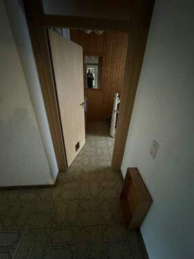 25 OG Blick über Flur ins Treppenhaus - 