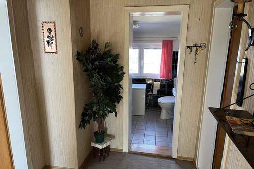 Gang im OG mit Blick ins Bad - 