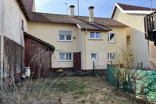 Objektrückseite mit Rasenfläche - 6 Zimmer Einfamilienhaus in Renquishausen