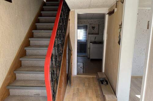 Hauseingang / Treppenhaus - Einfamilienhaus mit 120,80 m&sup2; in Renquishausen zum Kaufen
