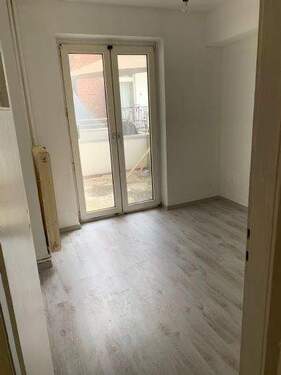 Zimmer 1 mit Zugang zum Balkon - 3 Zimmer Etagenwohnung zum Kaufen in Düsseldorf