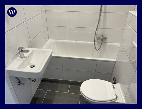 neues Bad mit Wanne - Neues Bad° Neuer Boden° Neues Wohngefühl° 2 Zimmer mit Balkon + separate Küche, guter Schnitt