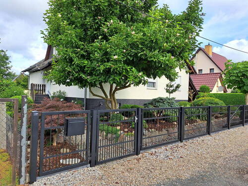 Voderansicht im Sommer - Einfamilienhaus mit 215,00 m² in Rathenow zum Kaufen