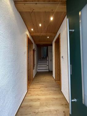 EG Eingang Flur - 8 Zimmer Einfamilienhaus zum Kaufen in Marktleugast