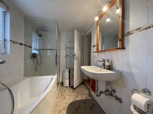 Tageslichtbad, ebenerdige Dusche, Wanne - 