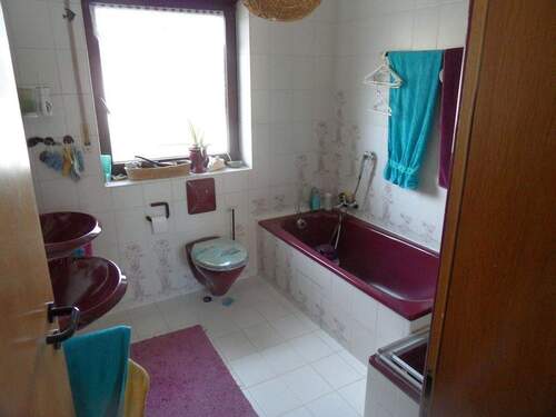 Bad in Rubinrot, viel Platz - 