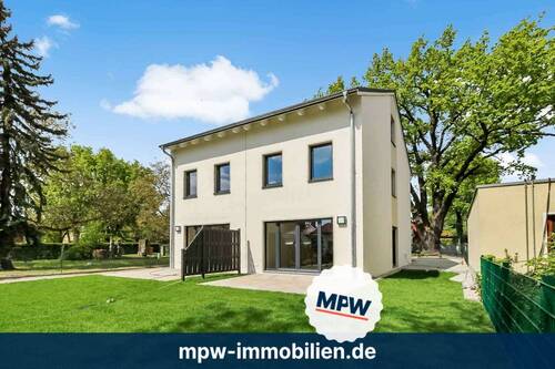 Hausrückansicht - Lichtdurchflutetes Familienparadies: Ihr neues A+ Traumhaus auf 3 Etagen