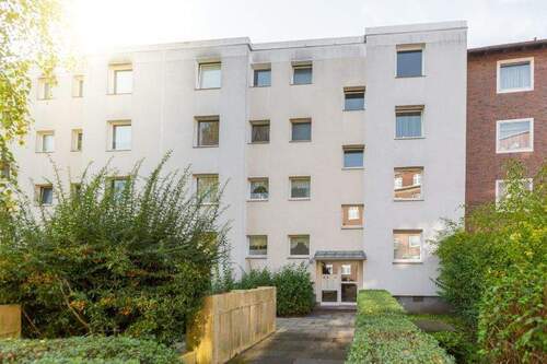 Hausansicht vorne - Gepflegte 2-Zimmer-Wohnung mit Balkon in Bremerhaven-Lehe