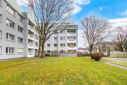 Hinterhof - Aktiv leben in Moosach: Helle 4-Zimmer-Wohnung für junge Familien mit sonnigem Westbalkon