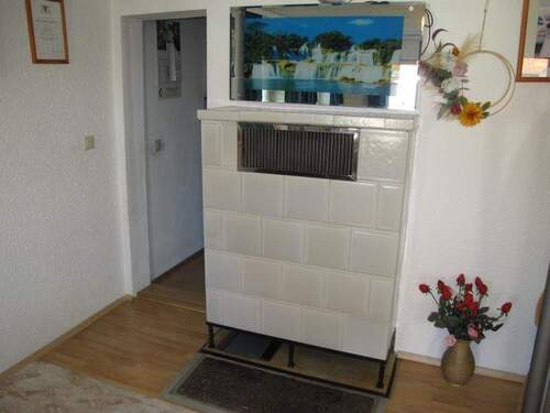 Kachelofen - 7 Zimmer Mehrfamilienhaus, Wohnhaus in Weilen