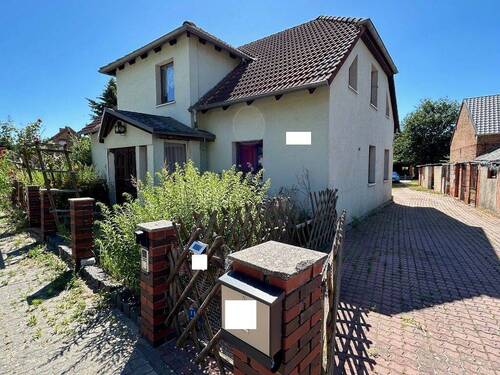 Straßenansicht - Doppelhaushälfte - 50.000,00 EUR Kaufpreis, ca.  179,90 m² Wohnfläche