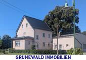 Ansicht - Viel Platz für die ganze Familie – Einfamilienhaus mit Nebengelass und Garagen