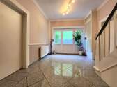 Diele mit Holztreppe Einfamilienhaus Nahe - 