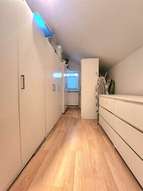 6. Zimmer oder begehbarer Kleiderschrank - 